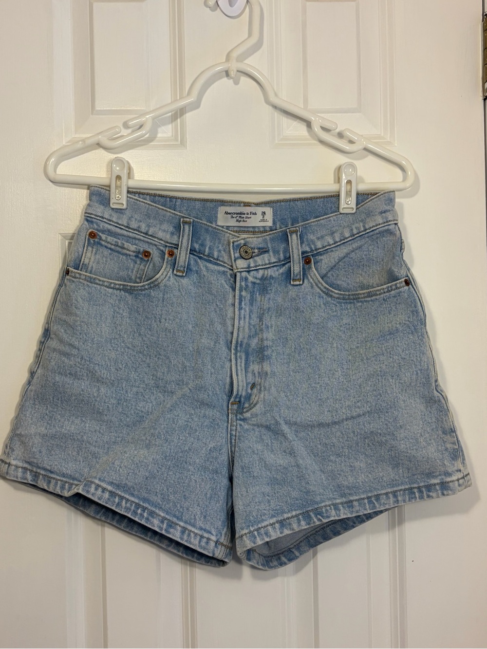 Abercrombie & Fitch 4” Mom Shorts High Rise Light Wash Denim Shorts | Size 26/2